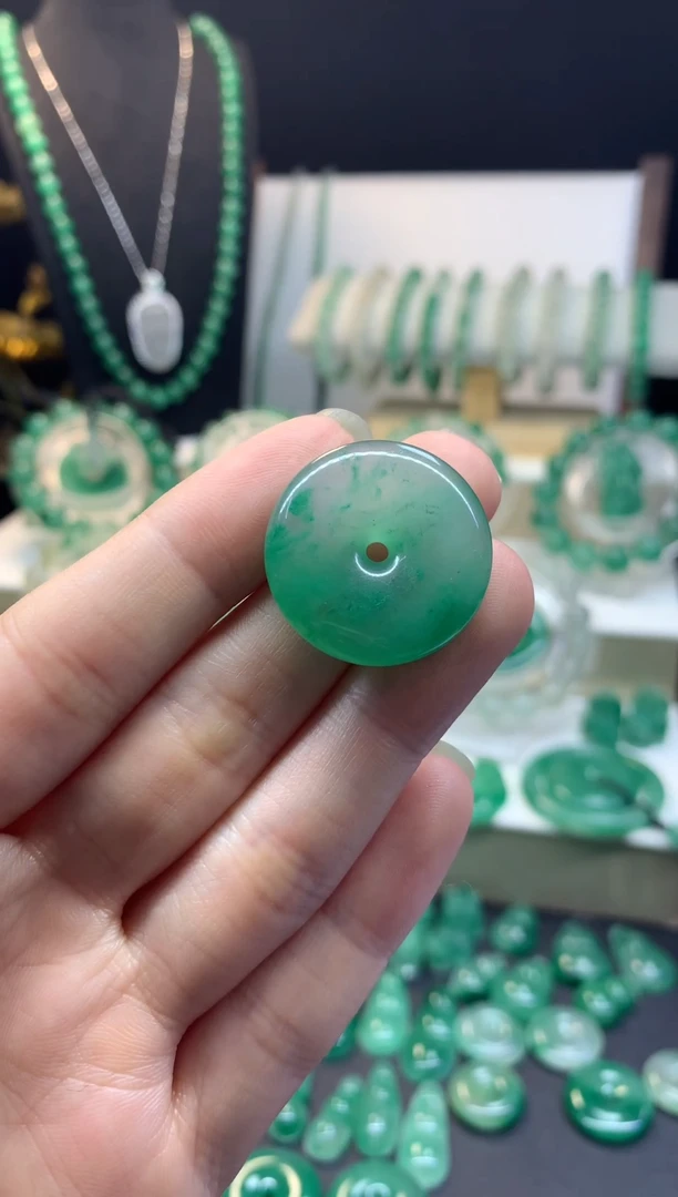 吊坠(不含链)未镶嵌石英质玉（非洲翠）25.9mm平安扣