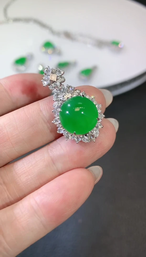 【闪购商品】翡翠吊坠(不含链)18K金镶嵌F16