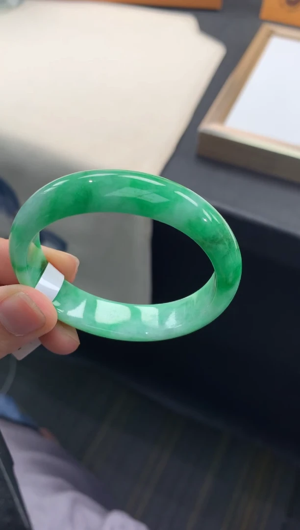 未镶嵌手镯翡翠退货需手镯吊牌标签完好