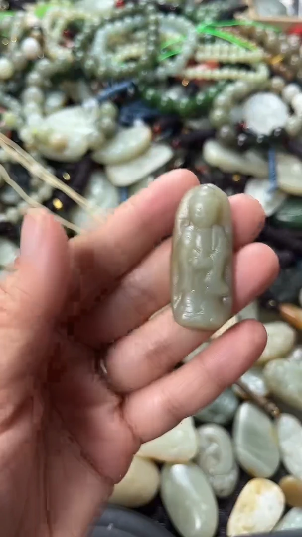 和田玉未镶嵌颈饰（多样性发一件）没有证书有瑕