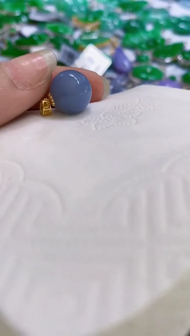 颈饰18K金镶嵌翡翠珠子