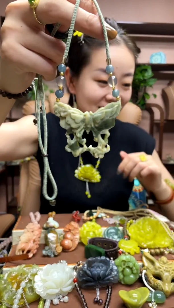 未镶嵌岫玉吊坠`