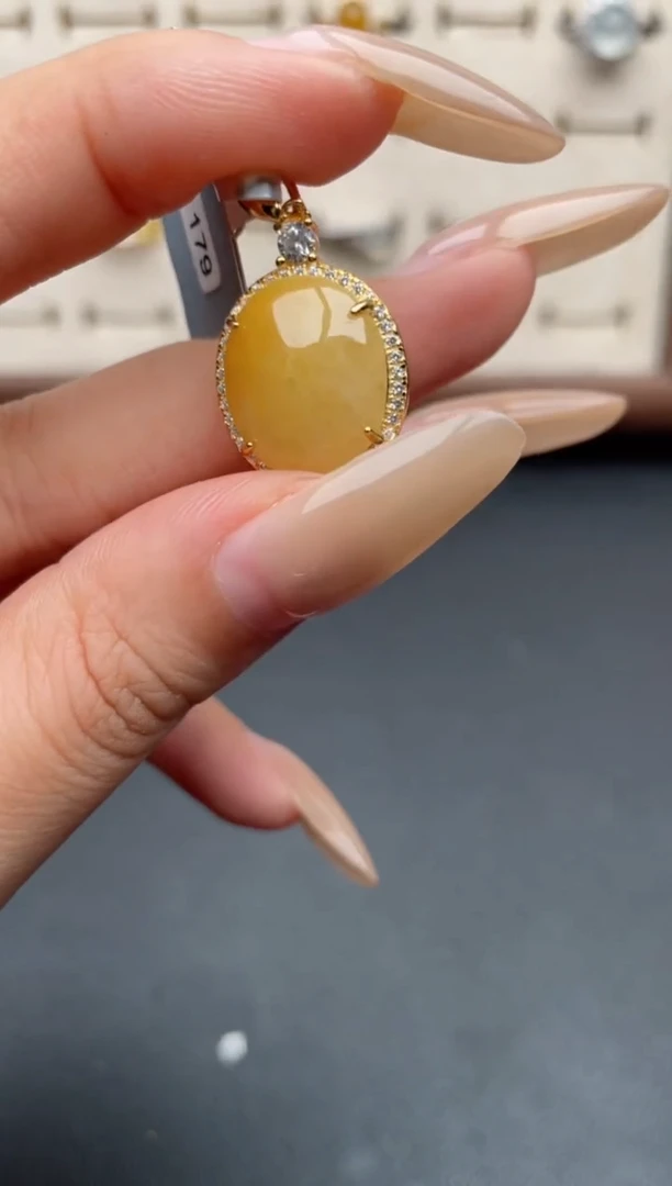 吊坠(不含链)未镶嵌翡翠一物一证一礼盒