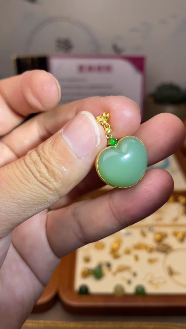 和田玉18K金镶嵌吊坠(不含链)粉青爱心