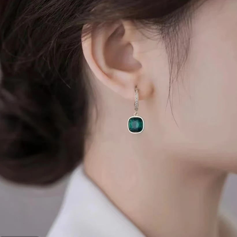 乾 银 凤 精美爆款气质绿色方块耳饰（31025）