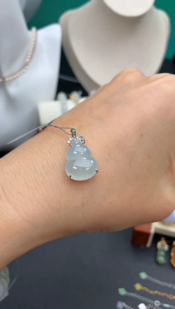 颈饰18K金镶嵌翡翠天然翡翠A货