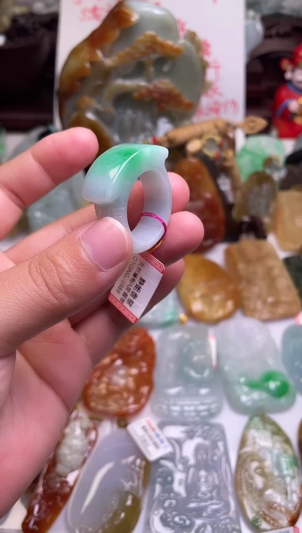 颈饰未镶嵌翡翠扳指