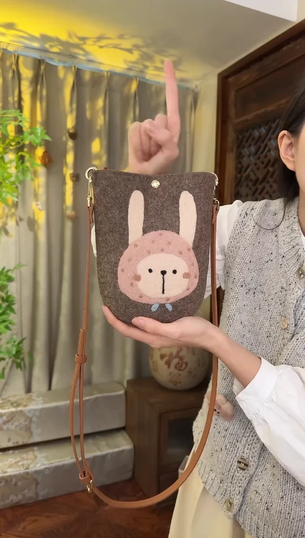 羊毛非遗纯手工包  手机包兔子