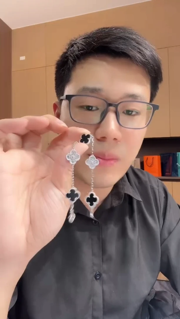 【闪购商品】钻石手链18K金镶嵌熊猫手链GHJ