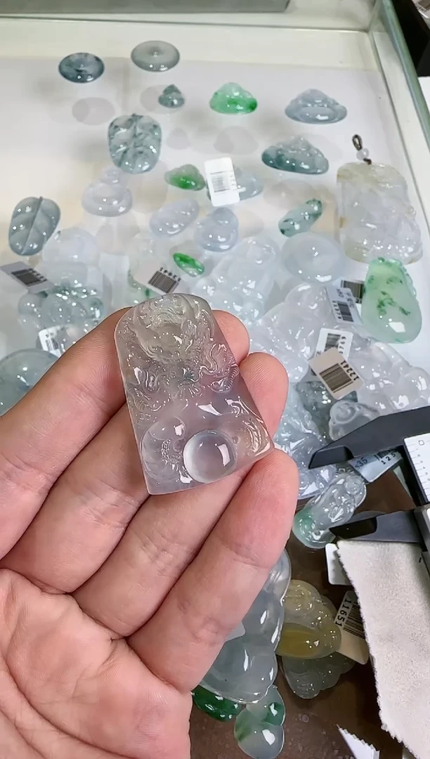 【闪购商品】翡翠吊坠(不含链)未镶嵌··