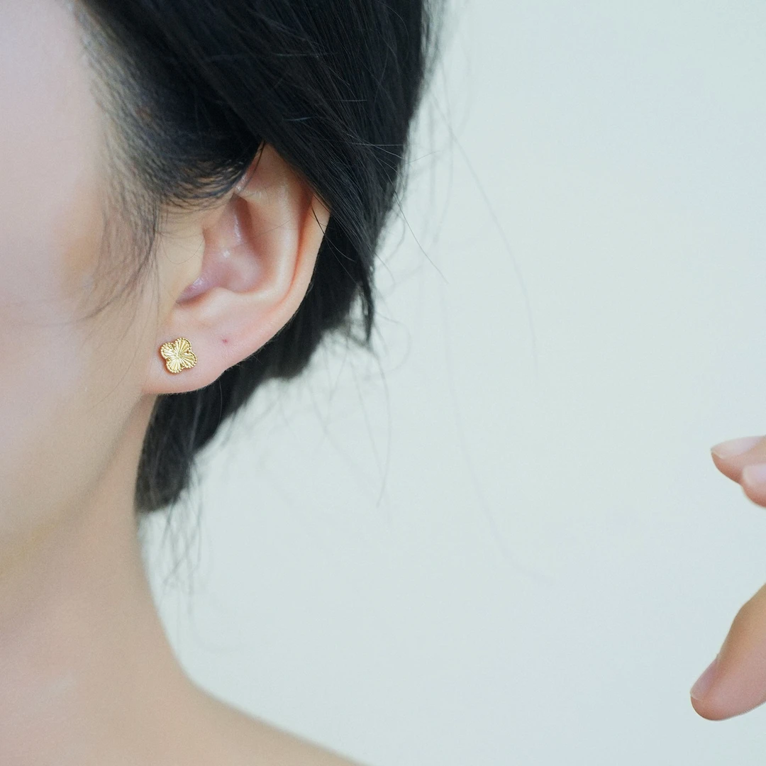 铜合金耳饰 金色纹理闪耀百搭四叶草耳钉女新款高级感耳环通勤