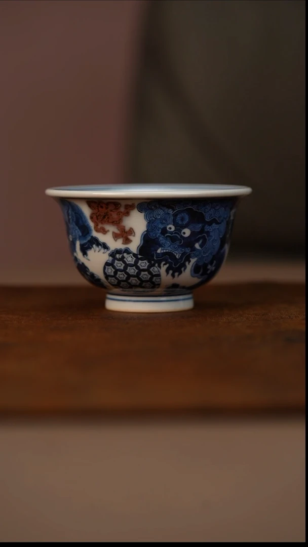 又见春风青花釉里红狮子压手杯