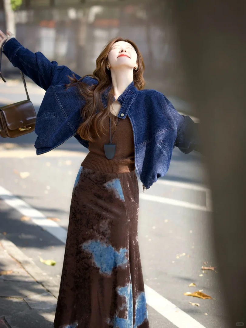 2025春季新款高级感咖色打底针织衫牛仔外套搭配扎染半身裙三件套