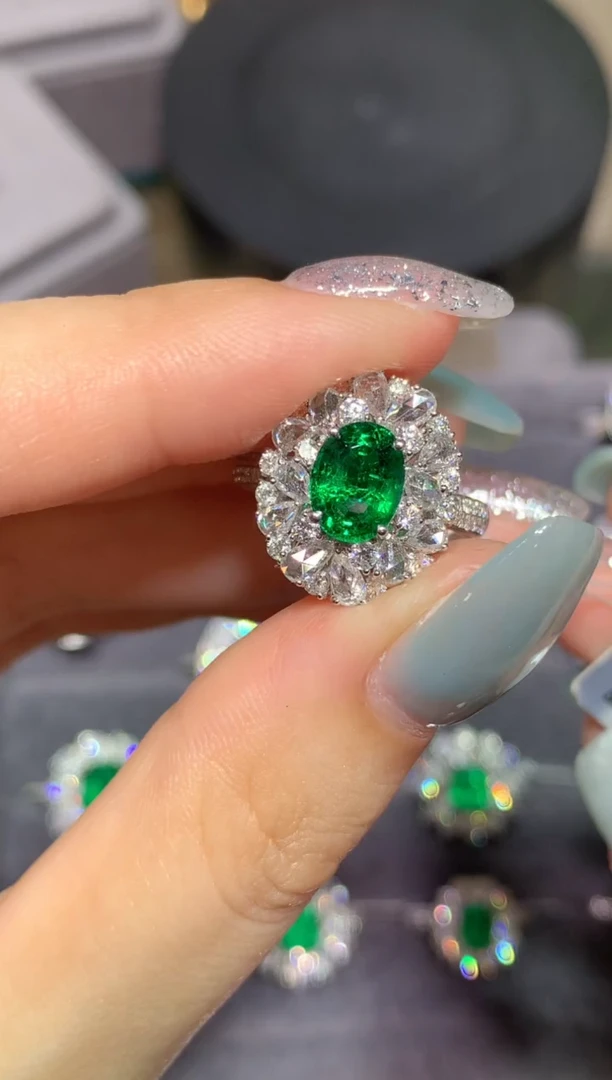 祖母绿戒指18K金镶嵌1.36CT