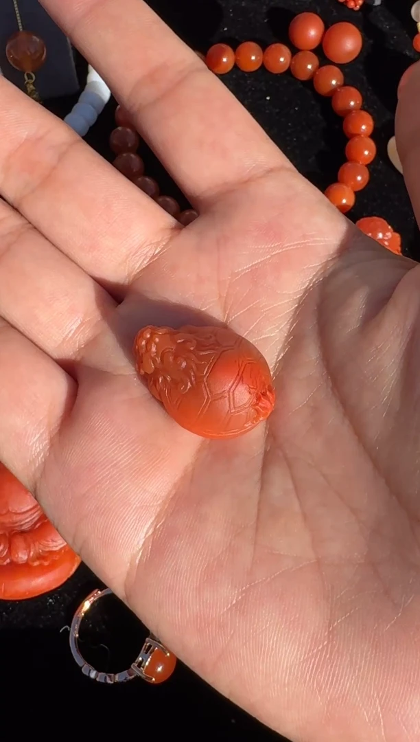 颈饰未镶嵌南红玛瑙原矿无优化 龙龟雕刻件