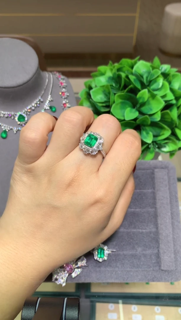 18K金镶嵌戒指祖母绿1.96ct