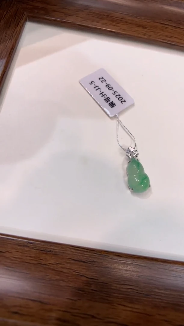 颈饰18K金镶嵌翡翠葫芦