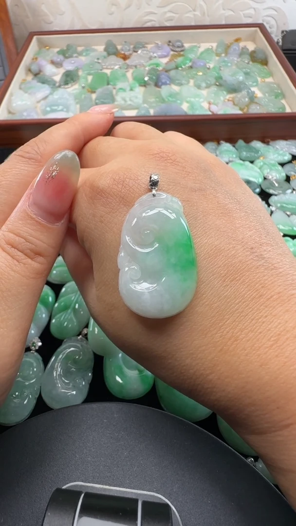 吊坠(不含链)18K金镶嵌翡翠甜****]如意