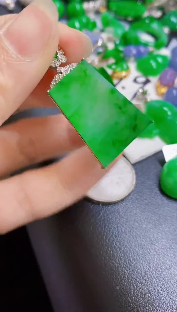 颈饰18K金镶嵌翡翠无事牌