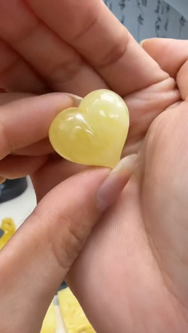 未镶嵌琥珀裸石如图