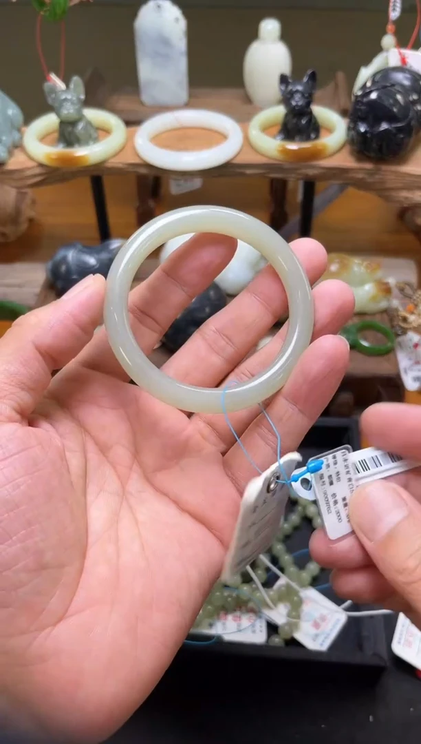 和田玉手镯未镶嵌且末青白 手镯54圈9009762