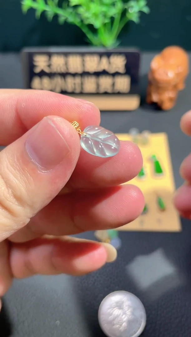 颈饰18K金镶嵌翡翠翡翠