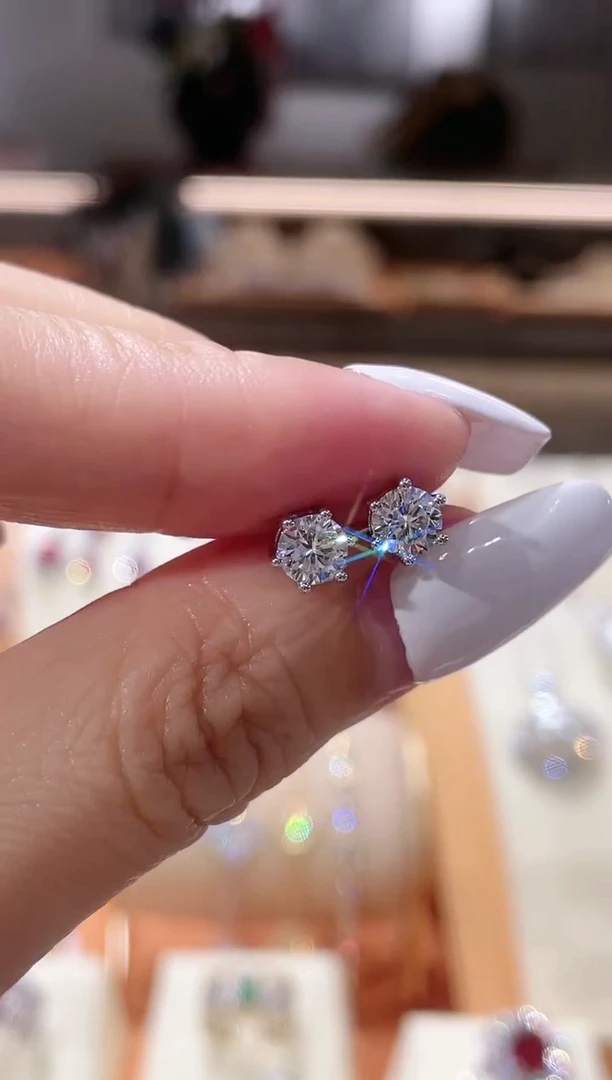 【闪购商品】实验室培育钻石耳饰18K金镶嵌耳饰