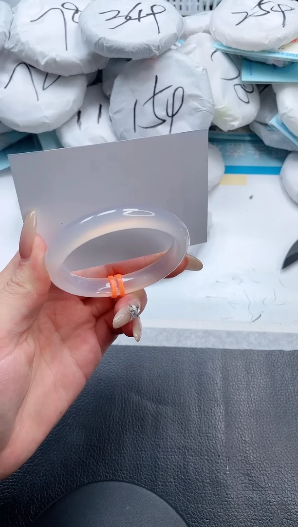 【闪购商品】石英质玉手镯未镶嵌9V93-54