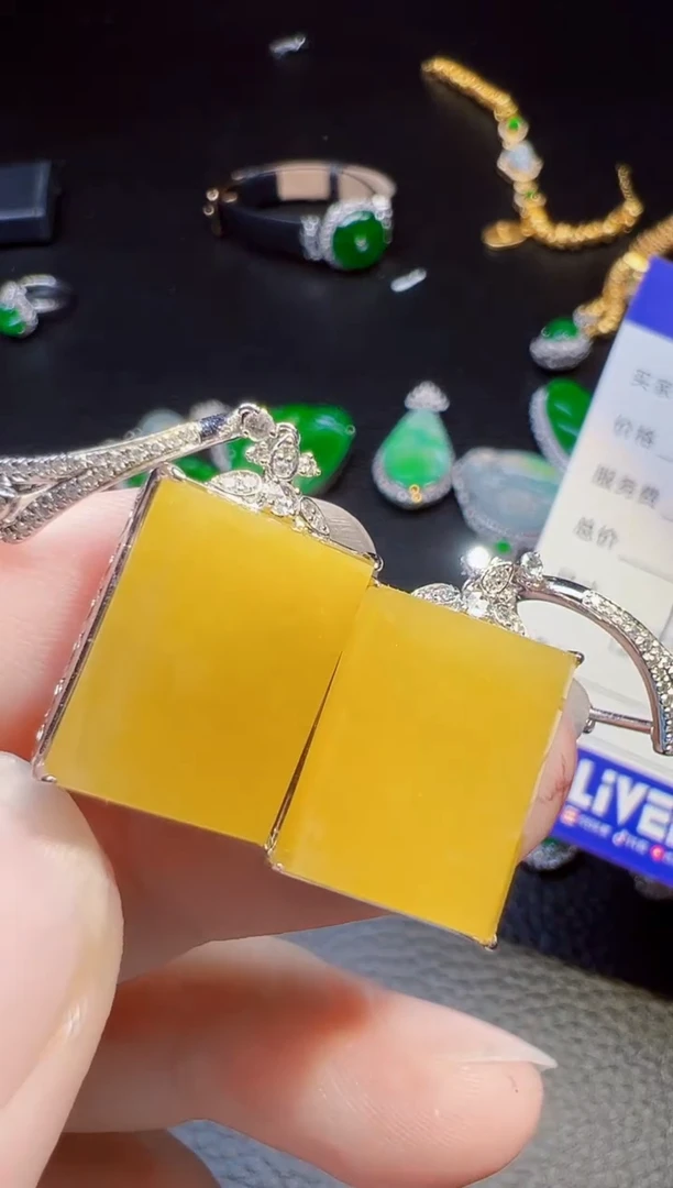 18K金镶嵌翡翠耳饰红***?翡翠