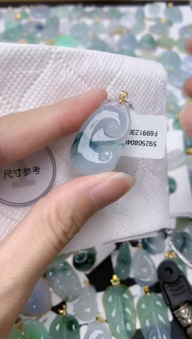 颈饰18K金镶嵌翡翠天然A货翡翠