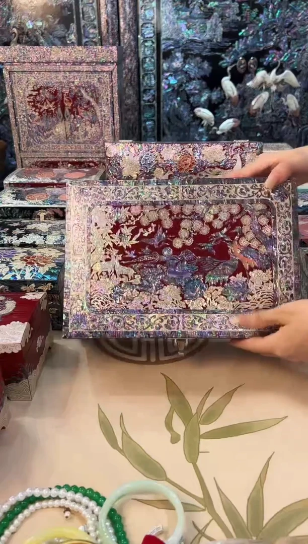 红色鱼锁满贝底·弘贝雅螺钿漆器文化馆