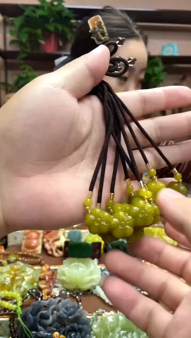 未镶嵌岫玉颈饰多样性发货发其中之一