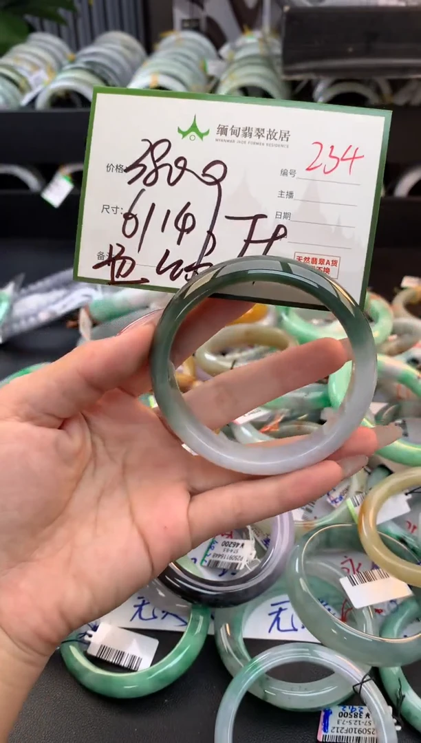 未镶嵌定制翡翠毛货需精细抛光+多人