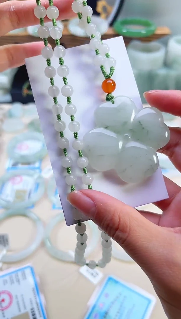 未镶嵌首饰石英质玉（天山翠）四叶草