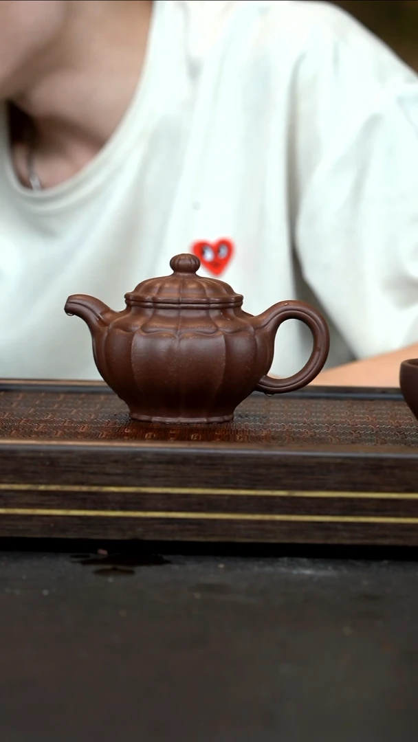 茶壶紫砂    筋纹掇只   黑墩头    全手工   250cc