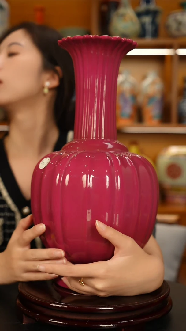 仿清瓷单色釉胭脂红釉花棱赏瓶一只