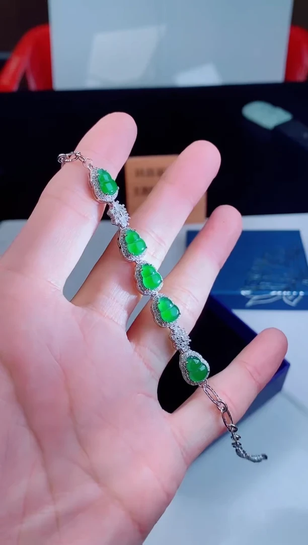 颈饰未镶嵌翡翠