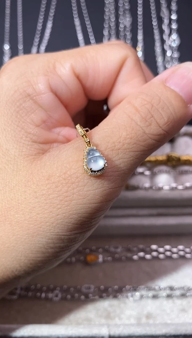 颈饰18K金镶嵌翡翠吊坠