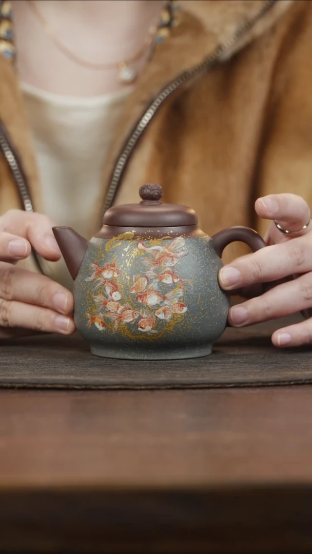 【闪购商品】紫砂茶叶罐淡墨泥泥绘金鱼高士壶