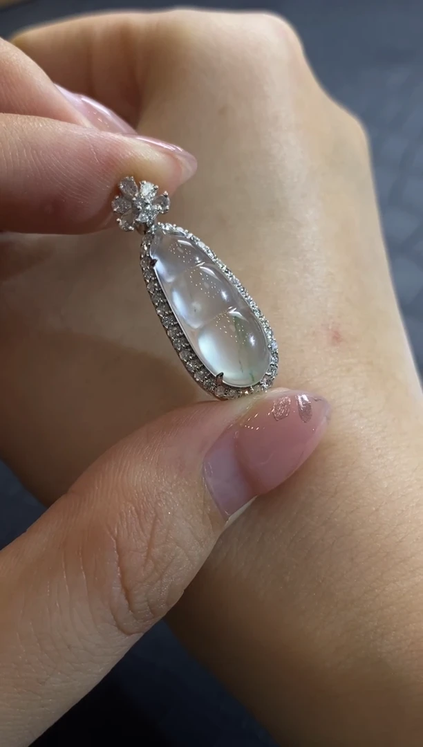 颈饰18K金镶嵌翡翠收到货48小时鉴赏期（超时不退不换）