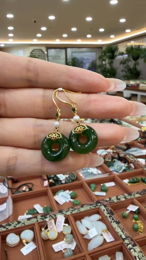 颈饰18K金镶嵌和田玉耳饰一对