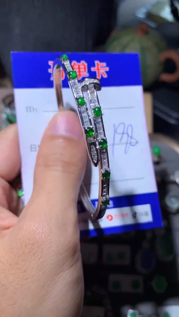 【闪购商品】翡翠手镯银S925镶嵌向 ……灰兔子