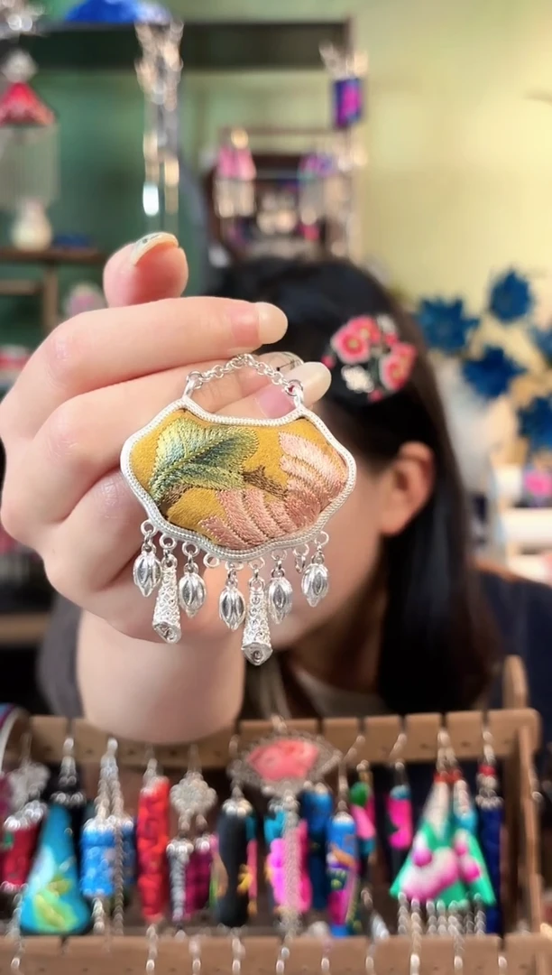 镜*彩云南阁非遗老绣饰品595*