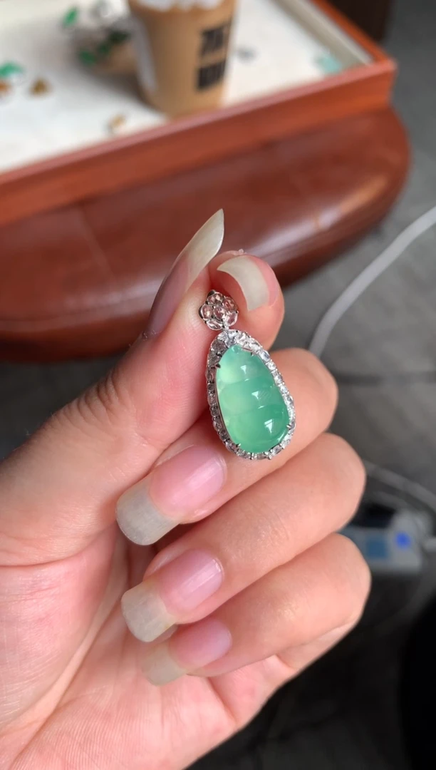 颈饰18K金镶嵌翡翠甜绿豆子