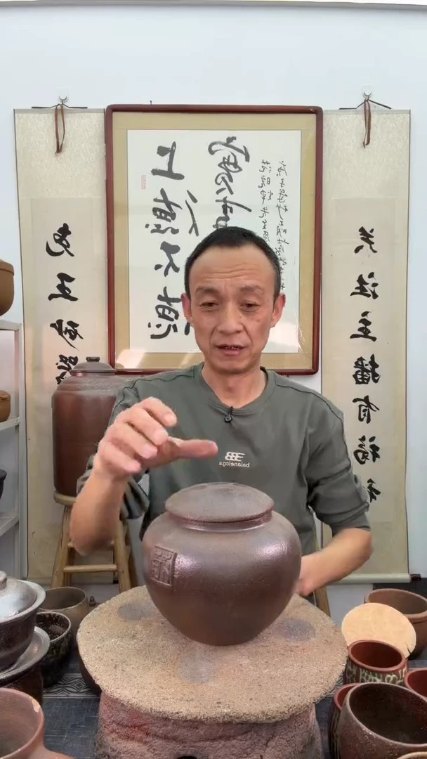 深色茶叶罐带章非遗技艺