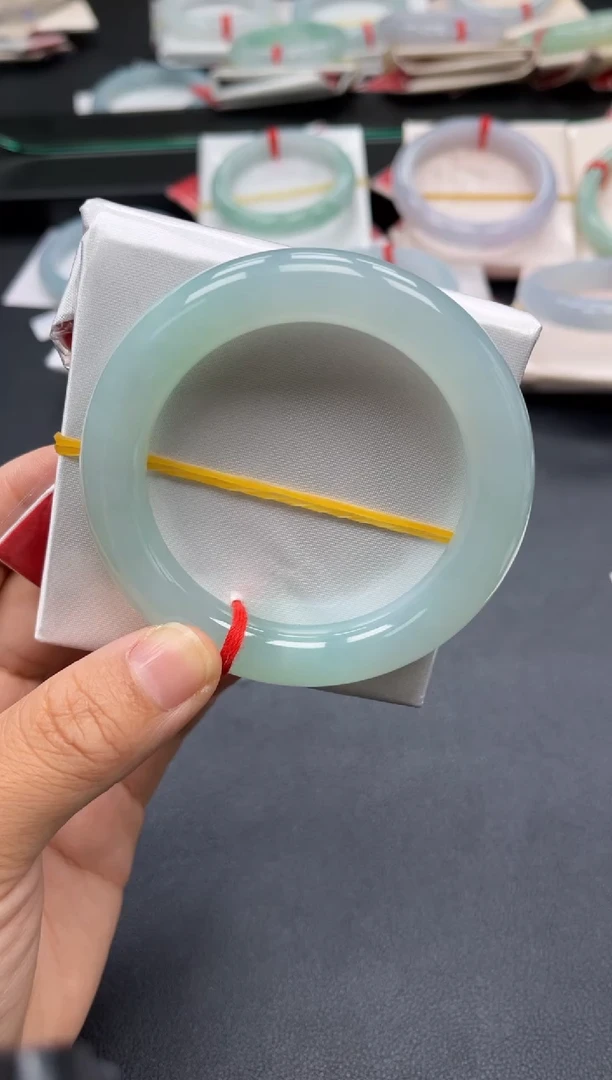 未镶嵌手镯（圆镯）翡翠多人