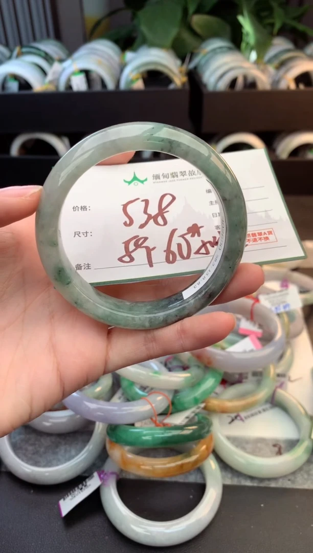 未镶嵌定制翡翠毛货需精细抛光+多人