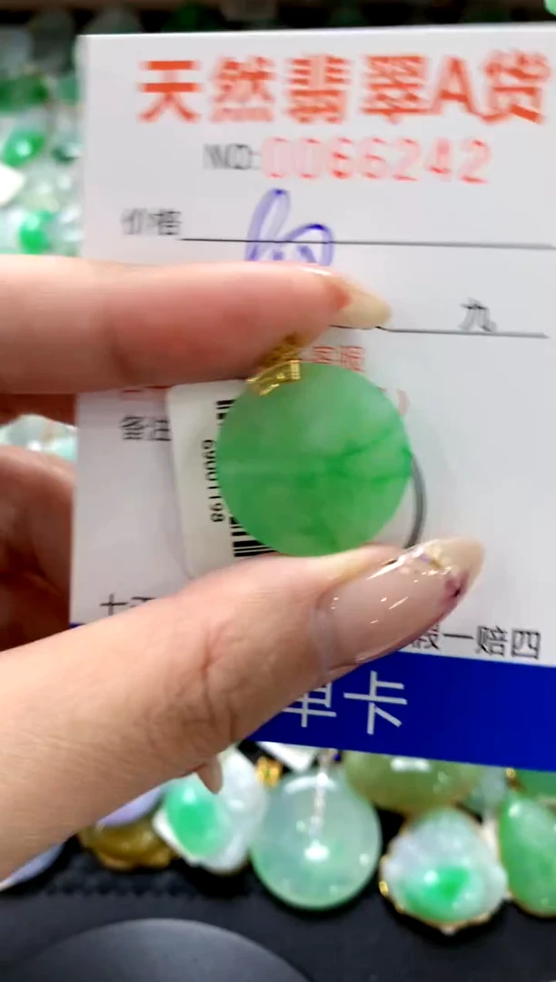 翡翠18K金镶嵌颈饰11111111111111111