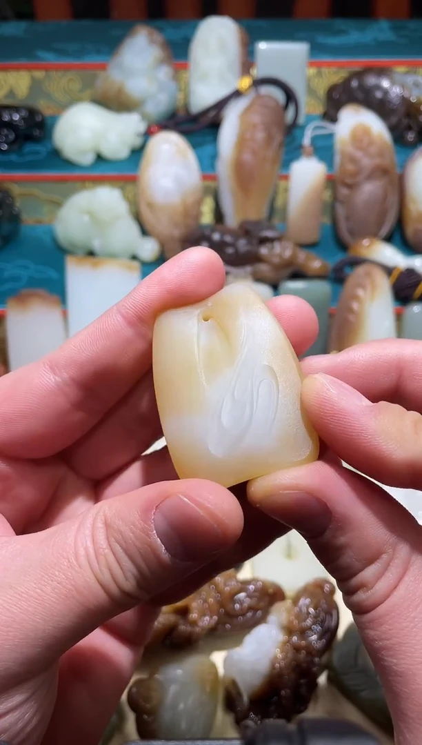 颈饰未镶嵌和田玉收藏级 金山 糖白 本玉