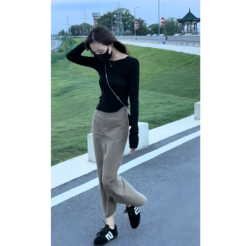 2025流行女装穿搭两件套休闲时尚黑色修身t恤卡其色半身裙套装秋